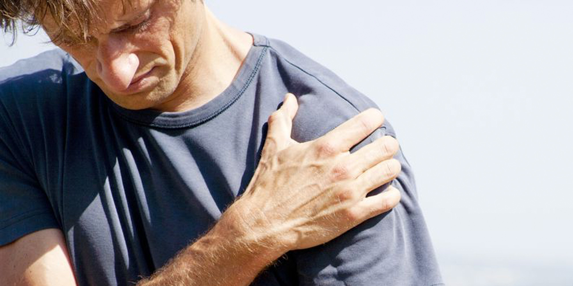 Сильная боль в плече что делать. Сильная боль в плече что делать. Плечо болит рука не поднимается. Боль в плечевом суставе. Сильная боль в плече что делать.